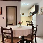Apartment Mediterranes Mit Grillbereich, Liegen Im Garten, Privatparkplatz, Wifi