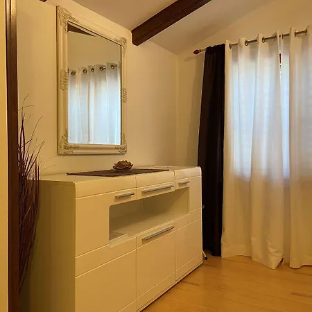 Mediterranes Mit Grillbereich, Liegen Im Garten, Privatparkplatz, Wifi