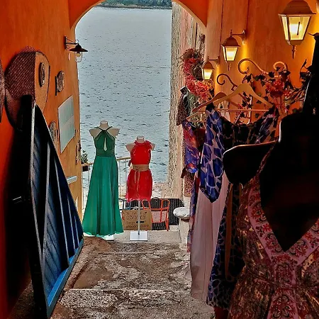 Mediterranes Mit Grillbereich, Liegen Im Garten, Privatparkplatz, Wifi * Rovinj