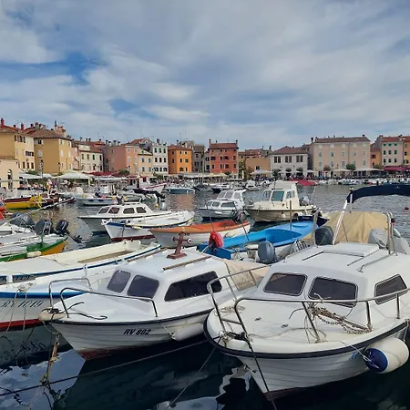 Mediterranes Mit Grillbereich, Liegen Im Garten, Privatparkplatz, Wifi