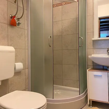 Apartment Mediterranes Mit Grillbereich, Liegen Im Garten, Privatparkplatz, Wifi