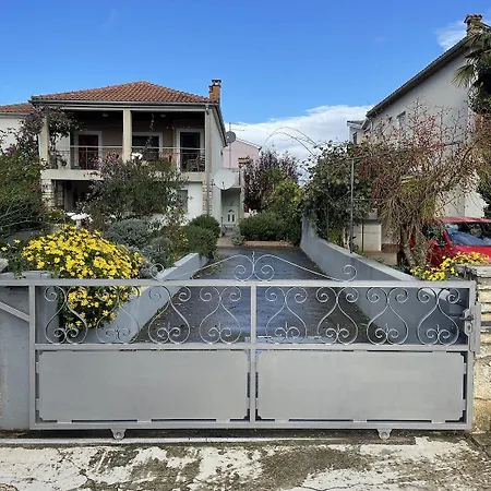 Mediterranes Mit Grillbereich, Liegen Im Garten, Privatparkplatz, Wifi Rovinj
