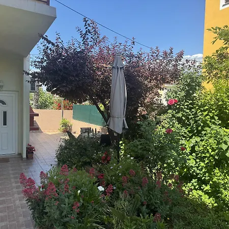 Mediterranes Mit Grillbereich, Liegen Im Garten, Privatparkplatz, Wifi